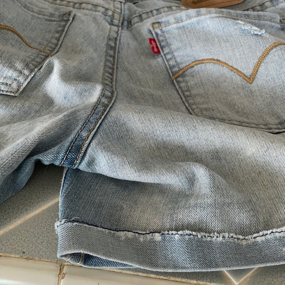 Girl’s Levi’s Boyfriend Fit Cuffed Jean Shorts - Picture 7 of 7